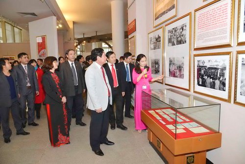 Thứ trưởng Bộ VHTTDL Huỳnh Vĩnh Ái cùng các đại biểu tham quan triển lãm